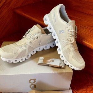 On Cloud men’s tennis shoes, sneakers,NWT SIZE 9.5 beige